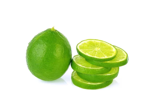 Sliced limoen fruit geïsoleerd op witte achtergrond — Stockfoto