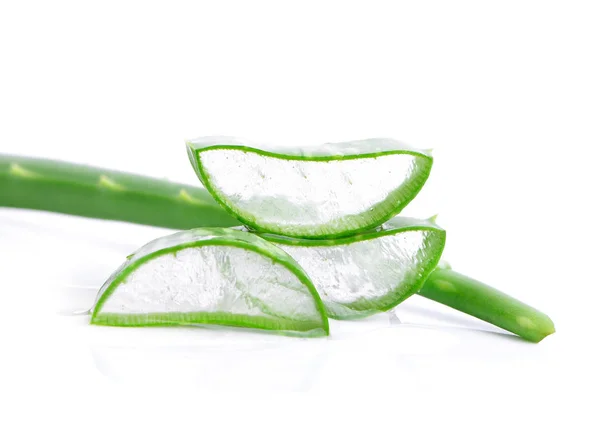 Aloe vera rebanado, aislado sobre fondo blanco — Foto de Stock