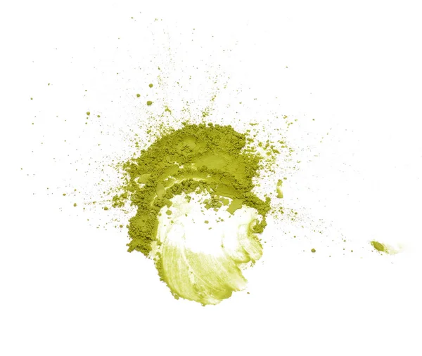 Toz matcha yeşil çay beyaz arka plan üst görünümü üzerine dağınık