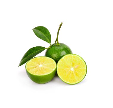 beyaz arka plan üzerinde yaprak ile taze kireç dilimi