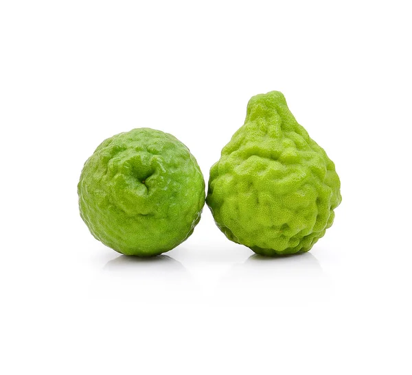 beyaz arka planda izole edilmiş taze bergamot meyvesi. 