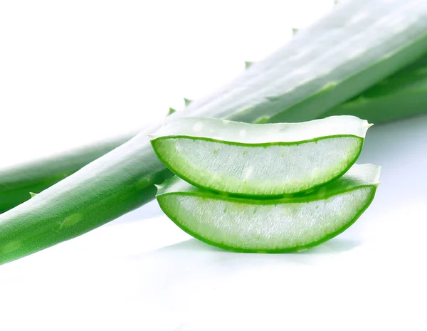 Aloe cortado, isolado sobre um fundo branco — Fotografia de Stock