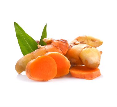 Zerdeçal (Curcuma longa Linn); kökleri beyaz arkaplanda izole edilmiş yeşil yapraklarla dilimlenmiş. Bitki yüksek C vitamini ve virüsü korumak için.