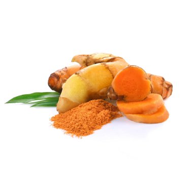 Zerdeçal (Curcuma longa Linn); kökleri beyaz arkaplanda izole edilmiş yeşil yapraklarla dilimlenmiş. Bitki yüksek C vitamini ve virüsü korumak için.