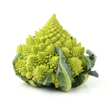 Beyaz arkaplanda Romanesco brokoli