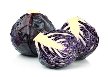 Beyaz arkaplanda kırmızı lahana