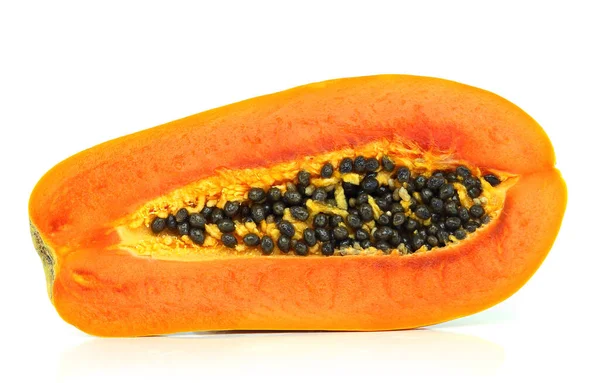 Beyaz arka planda papaya; sağlıklı ve yüksek vitamin A için meyve.