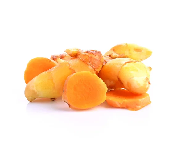 Beyaz arkaplanda izole edilmiş zerdeçal (Curcuma longa Linn) rhizome (kök) dilimlenmiş.