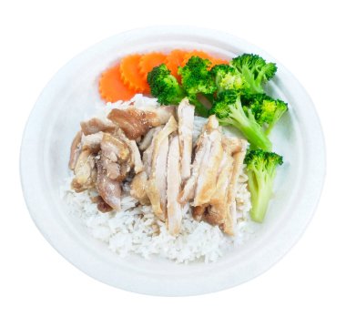 Beyaz arka planda pirinç, havuç ve brokoli ile Teriyaki Tavuğu.