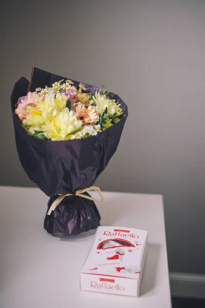 Moskova, Rusya - 8 Mart 2019: Renkli bir buketin yakın çekimi