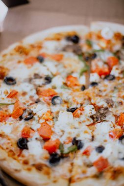 Kutuda pizza kapatın