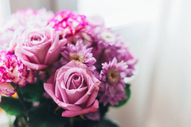 Yakın çekim pembe leylak buketi, çiçekler - güller, gerberas
