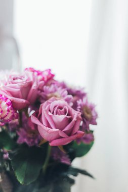 Yakın çekim pembe leylak buketi, çiçekler - güller, gerberas