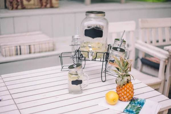 Limonlu limonata. Yakındaki bir bott ile bir dekor