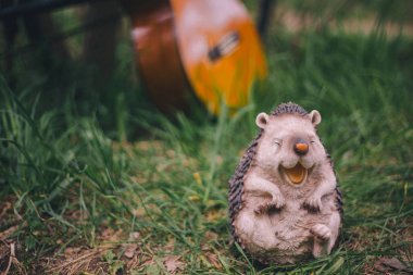 Bir bulanık üzerinde yakın çekim bahçe heykelcik dekorasyon neşeli kirpi