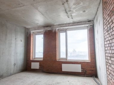 Onarım için dairede beton ve tuğla duvarlar