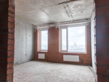 Onarım için dairede beton ve tuğla duvarlar