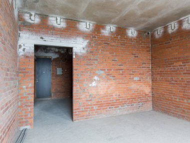 Onarım için dairede beton ve tuğla duvarlar