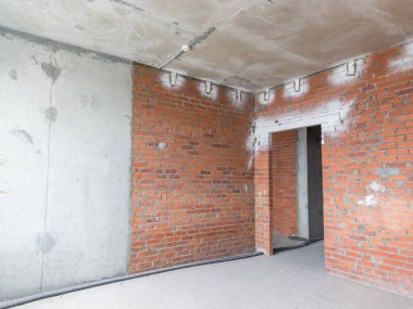 Onarım için dairede beton ve tuğla duvarlar