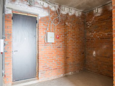 Onarım için dairede beton ve tuğla duvarlar