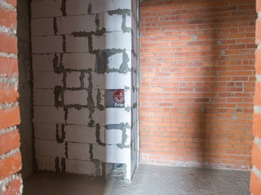 Onarım için dairede beton ve tuğla duvarlar