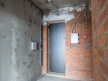 Onarım için dairede beton ve tuğla duvarlar