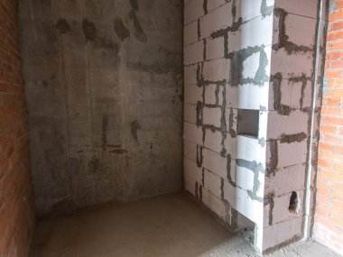 Onarım için dairede beton ve tuğla duvarlar