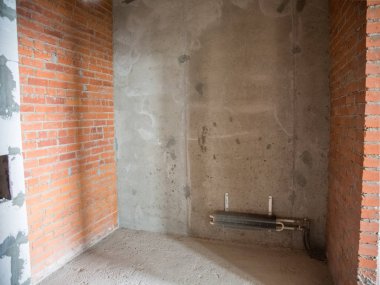 Onarım için dairede beton ve tuğla duvarlar