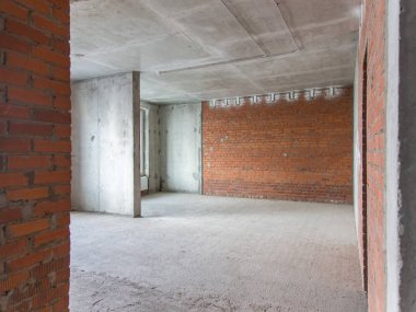 Onarım için dairede beton ve tuğla duvarlar