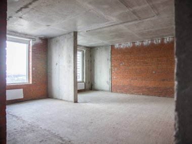 Onarım için dairede beton ve tuğla duvarlar
