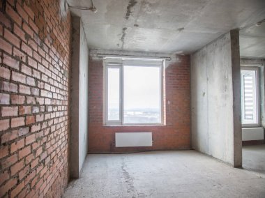 Onarım için dairede beton ve tuğla duvarlar