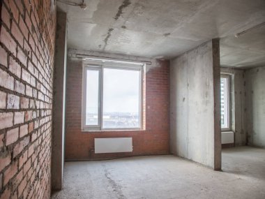 Onarım için dairede beton ve tuğla duvarlar