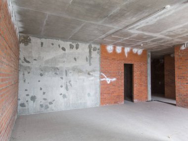 Onarım için dairede beton ve tuğla duvarlar