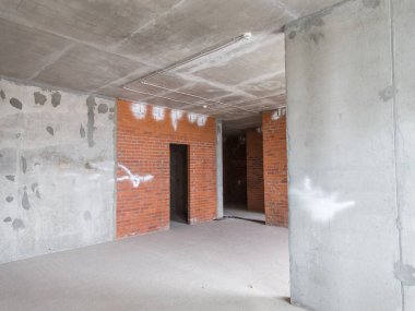 Onarım için dairede beton ve tuğla duvarlar