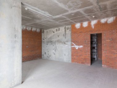 Onarım için dairede beton ve tuğla duvarlar