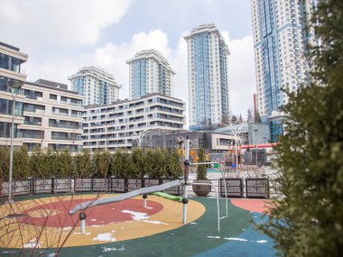 Bir yerleşim alanının avlusunda çocuk oyun alanı