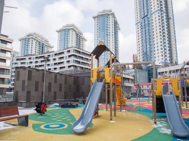 Bir yerleşim alanının avlusunda çocuk oyun alanı