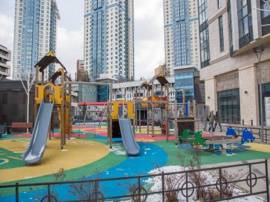 Bir yerleşim alanının avlusunda çocuk oyun alanı