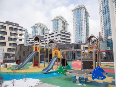 Bir yerleşim alanının avlusunda çocuk oyun alanı