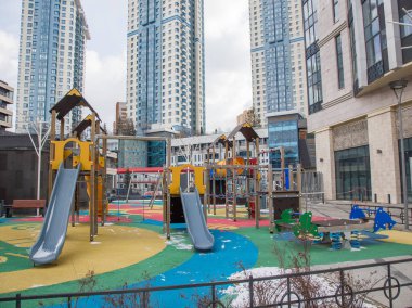 Bir yerleşim alanının avlusunda çocuk oyun alanı