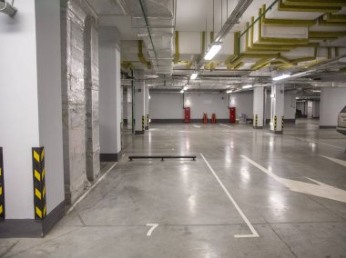 Bir konut binasında arabalar için yeraltı otopark