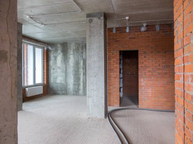 Onarım için dairede beton ve tuğla duvarlar