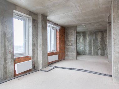 Onarım için dairede beton ve tuğla duvarlar