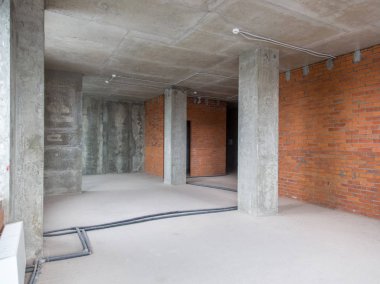 Onarım için dairede beton ve tuğla duvarlar