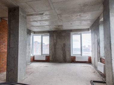 Onarım için dairede beton ve tuğla duvarlar