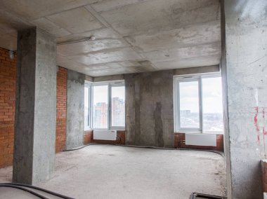 Onarım için dairede beton ve tuğla duvarlar