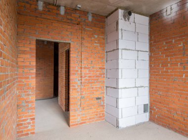 Onarım için dairede beton ve tuğla duvarlar