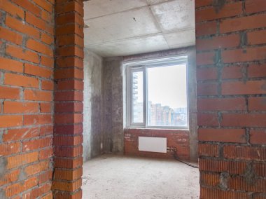 Onarım için dairede beton ve tuğla duvarlar