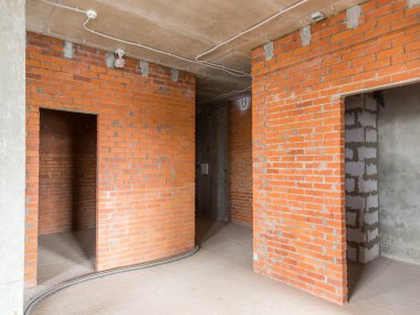 Onarım için dairede beton ve tuğla duvarlar