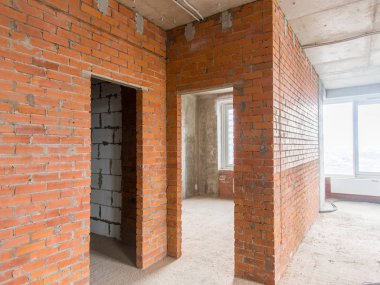 Onarım için dairede beton ve tuğla duvarlar